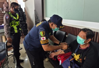 Polresta Bandara Soetta Beri Layanan Kesehatan dan Masker Gratis untuk Penumpang Pesawat yang Tertunda Akibat Erupsi Anak Krakatau