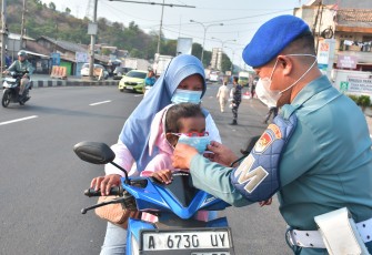 TNI AL Bagikan Masker dan Edukasi Warga Pesisir 