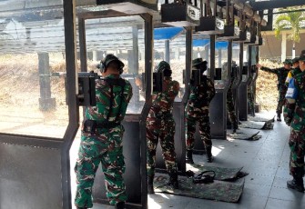 Latihan menembak pistol