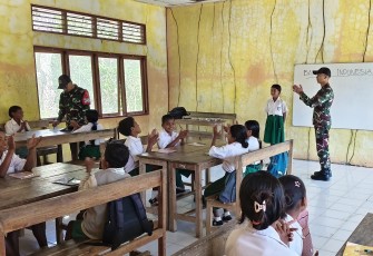 Dari Tapal Batas untuk Generasi Masa Depan, Yonarmed 12 Kostrad Mengajar Siswa SDK Ailala