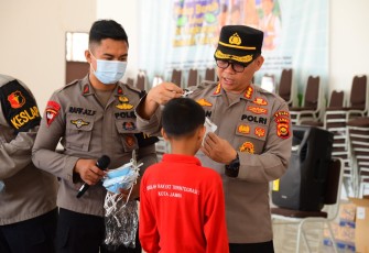 Brimob Polda Jambi Beri Motivasi serta Perhatian Kesehatan Pelajar Sekolah Rakyat