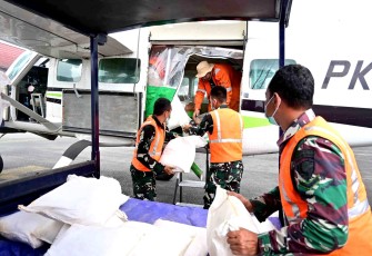 Tiga Ton NaCl Disemai dari Udara, Lanud Sjamsudin Noor Dukung OMC Tekan Karhutla Kalimantan Selatan
