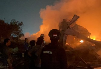 Brimob Polda Metro Jaya Bantu Amankan Lokasi Kebakaran Lapak Limbah di Bekasi