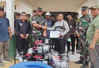 TNI Perkuat Penanganan Karhutla di Melawi, Salurkan Peralatan Pemadam kepada Masyarakat