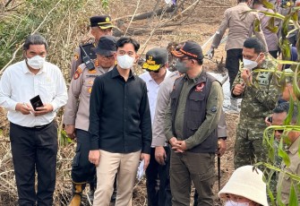 Kepala BNPB Letjen TNI Dr. Suharyanto S.Sos., M.M., (rompi dan baju tundra) saat mendampingi Wakil Presiden RI Gibran Rakabuming (kemeja hitam) dalam peninjauan kebakaran hutan dan lahan di Banjarbaru, Kalimantan Selatan, Kamis (10/9)