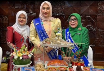 Ketua Forikan Aceh, Nyonya Marlina Usman (tengah) bersama Ketua Forikan Aceh Singkil, Habibatussania (kanan) menampilkan hasil olahan lobster dan kepiting dalam lomba masak serba ikan