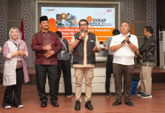 Menteri Ekonomi Kreatif/Kepala Badan Ekonomi Kreatif (Ekraf) Teuku Riefky Harsya, hadiri dalam penyelenggaraan program Ekraf Peduli ‘Pulih Bersama, Bangkit Berdaya’ berupa ‘Pelatihan dan Sertifikasi Kompetensi’ di Aula Sekretariat Daerah Aceh Tamiang, pada Jumat (11/9/2026)
