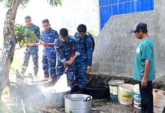 Setetes Kepedulian Ditengah Kemarau, Lanud Sjamsudin Noor Kembali Hadir Salurkan Air Bersih Untuk Warga