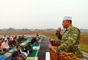 Satgas Kahurtla TNI Gelar Sholat Istisqo dan Sosialisasi di Melawi
