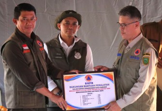 Kepala BNPB Letjen TNI Dr Suharyanto S.Sos., M.M bersama Menteri Kehutanan RI dan Kepala Otorita IKN saat memberikan arahan  dan dukungan bantuan peralatan kepada Kalaksa BPBD daerah terdampak karhutla dalam Rapat Koordinasi Penanganan Karhutla yang diikuti oleh jajaran Forkopimda Provinsi Kalimantan Timur di Bendungan Semoi IKN, Kecamatan Sepaku, Kabupaten Penajam Paser Utara, Provinsi Kalimantan Timur (14/9)