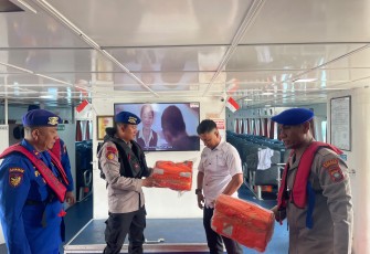 Satpolairud Polres Karimun Cek Alat Keselamatan Kapal Penumpang Antisipasi Kecelakaan Laut