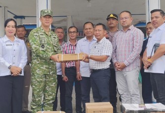 Satgas Karhutla TNI Kawal Penyaluran Bantuan Korporasi untuk Desa Terdampak di Melawi