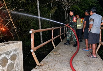 Rumpun Bambu Terbakar, Babinsa dan Damkar Bergerak Cegah Api Merambat ke Permukiman