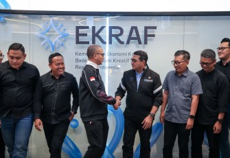 Menteri Ekonomi Kreatif/Kepala Badan Ekonomi Kreatif (Ekraf), Teuku Riefky Harsya (keempat kanan), bersalaman dengan Ketua Umum Indonesia Creative Cities Network (ICCN), Tubagus Fiki Chikara Satari (ketiga kiri), seusai menerima audiensi ICCN di Kantor Kementerian Ekonomi Kreatif, Jakarta, Rabu (16/09/2026)