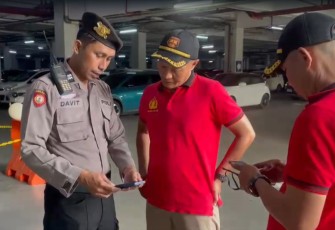 Telusuri video viral pria masuk kolong mobil