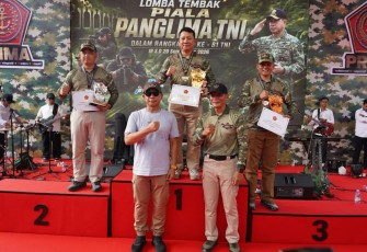 Pangkostrad Letjen TNI Mohammad Fadjar foto bersama Panglima TNI Jenderal TNI Agus Subiyanto pada penyerahan juara lomba tembak Piala Panglima TNI 2026 di Cilodong, Minggu (20/9)