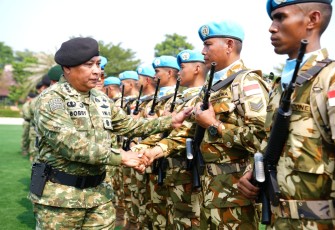 Asisten Operasi Panglima TNI Letjen TNI Bobby Rinal Makmun mewakili Panglima TNI memimpin Upacara Pemberangkatan Satuan Tugas (Satgas) Batalyon Gerak Cepat (BGC) TNI Kontingen Garuda 39-H MONUSCO 