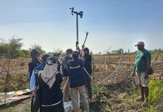 Antisipasi Gagal Panen di Merauke, Tim Ekspedisi Patriot IPB University Pasang Stasiun Pemantau Cuaca Digital untuk Petani