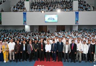 Wamendikdasmen, Fajar Riza Ul Haq, saat memberikan Kuliah Kebangsaan di Universitas Muhammadiyah Bandung, Kota Bandung, Senin (21/9). *Fotografer: Rayhan*