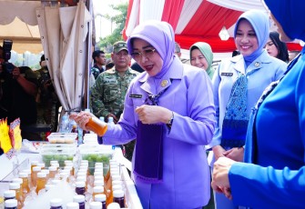 Wakil Ketua Umum Dharma Pertiwi Ny. Susi Tandyo Budi R membuka secara resmi Bazar TNI 