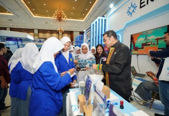 Menteri Ekonomi Kreatif/Kepala Badan Ekonomi Kreatif (Ekraf), Teuku Riefky Harsya (kanan), meninjau salah satu stan pada Festival Ekonomi Keuangan Digital Indonesia & Indonesia Fintech Summit and Expo (FEKDI x IFSE) 2026 di Jakarta International Convention Center (JICC), Jakarta, Jumat (25/09/2026)