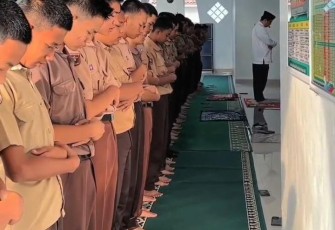 Siswa SMAN 1 Bukit Kemuning Rutin Gelar Sholat Dhuha Bersama untuk Pererat Silaturahmi
