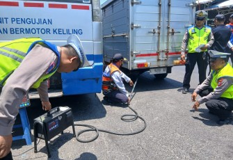Polres Pelabuhan Tanjung Perak Tingkatkan Kepatuhan dan Tekan Polusi melalui Operasi Gabungan