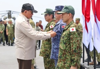 Wapang TNI Dampingi Menhan RI Anugerahkan Satyalancana Dharma Samudera kepada Personel JMSDF