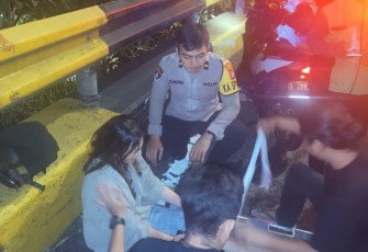 Evakuasi korban kecelakaan di Flyover Senayan