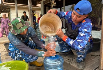 Lanud Sjamsudin Noor Kembali Salurkan Air Bersih Bagi Warga