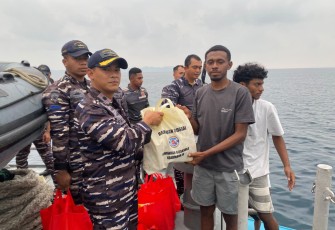 Di Tengah Operasi Perisai Sura-26, KRI Posepa-870 Bagikan Sembako kepada Nelayan di Perairan Fakfak