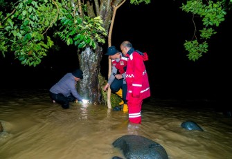 Respons Cepat Tangani Banjir Padang, Polri Kerahkan Personel dan Dirikan Posko Kesehatan