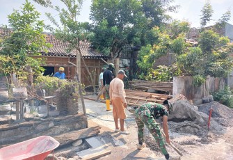 Satgas TMMD Reguler ke-130 Kodim Klaten dan Warga Gotong Royong Rehab RTLH di Desa Trucuk 