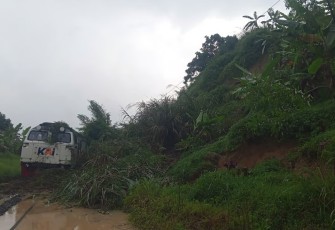 KA Ciremai Tertahan Longsor di Petak Jalan Maswati - Sasaksaat, KAI Daop 2 Bandung Sampaikan Permohonan Maaf dan Kerahkan Tim Tanggap Darurat