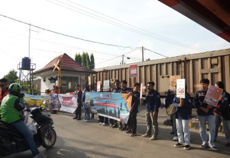 KAI Divre IV Tanjungkarang Ingatkan Masyarakat Dilarang Beraktivitas di Jalur Kereta Api