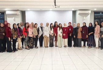 Pekerja BRI Branch Office Kramat Gunakan Pakaian Nasional Terbaik