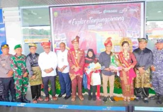 Wali Kota Tanjungpinang Lis Darmansyah saat menyambut dua wisatawan pertama asal Singapura di Pelabuhan Internasional Sri Bintan Pura, Kamis (1/1).  