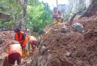 PUPR Bengkulu Gerak Cepat Tangani Pagar Roboh yang Sumbat Drainase /Foto : MC