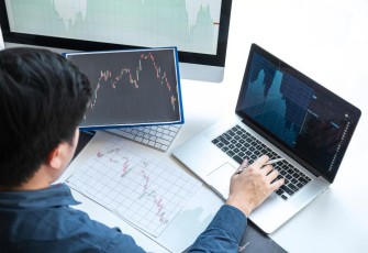 Pentingnya Regulasi dalam Melindungi Investor di Industri Keuangan