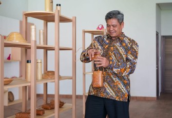 Plt. Dirjen Industri Agro, Putu Juli Ardika saat mengunjungi sentra IKM Bambu di Bali