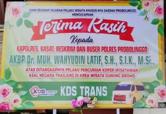 uluhan karangan bunga memenuhi halaman Polres Probolinggo Polda Jawa Timur pasca tertangkapnya komplotan pencuri koper milik wisatawan asal Thailand  di kawasan wisata Gunung Bromo