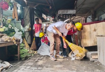 Wakil Bupati Karanganyar, Adhe Eliana, memimpin aksi bersih-bersih massal di kawasan Terminal dan Pasar Tegalgede Karanganyar dalam rangka peringatan HPSN, Jumat (27/2/2026)