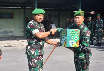 Dandim Madiun Serahkan Bingkisan untuk Anggota