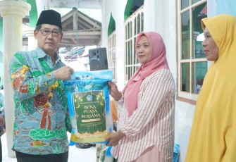 Walikota Bitung, Hengky Honandar saat memberikan bingkisan pada momen safari Ramadhan di Pulau Lembeh