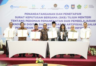 Menteri Dalam Negeri (Mendagri) Muhammad Tito Karnavian menandatangani Surat Keputusan Bersama (SKB) 7 Menteri terkait pedoman pemanfaatan teknologi digital dan kecerdasan artifisial di jalur pendidikan formal, non-formal, dan informal