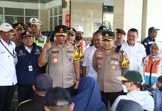 Kapolda Jawa Timur Irjen Pol Nanang Avianto didampingi para pejabat utama Polda Jatim melakukan pengecekan langsung sejumlah pos Operasi Ketupat Semeru 2026 di Kota Surabaya,Senin (16/3/26)