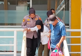 Layanan Humanis Polwan Polresta Sidoarjo Bantu Lansia di Terminal Purabaya Saat Arus Mudik