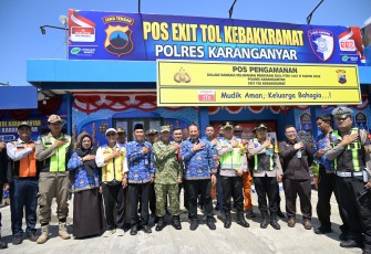 Bupati Karanganyar bersama jajaran Forkopimda saat melakukan pemantauan Pos PAM Operasi Ketupat Candi 2026, di Exit Tol Kebakkramat, Selasa (17/3/2026)