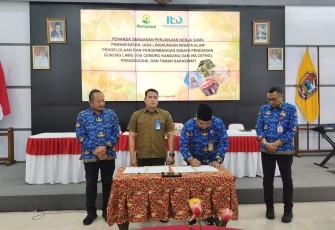 Penanganan perjanjian kerjasama pemanfaatan jasa lingkungan wisata alam pengelolaan dan pengembangan wisata pendakian Gunung Lawu (Via Cemoro Kandang dan Cetho), Pringgodani dan Taman Saraswati, di Ruang Anturium Rumah Dinas Bupati Karanganyar, Selasa (17/3/2026)