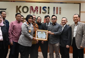 Komisi III DPR RI Beri Penghargaan ke Kapolres Metro Bekasi atas keberhasilan mengawal konflik antara Warga dengan Pengembang Secara Damai